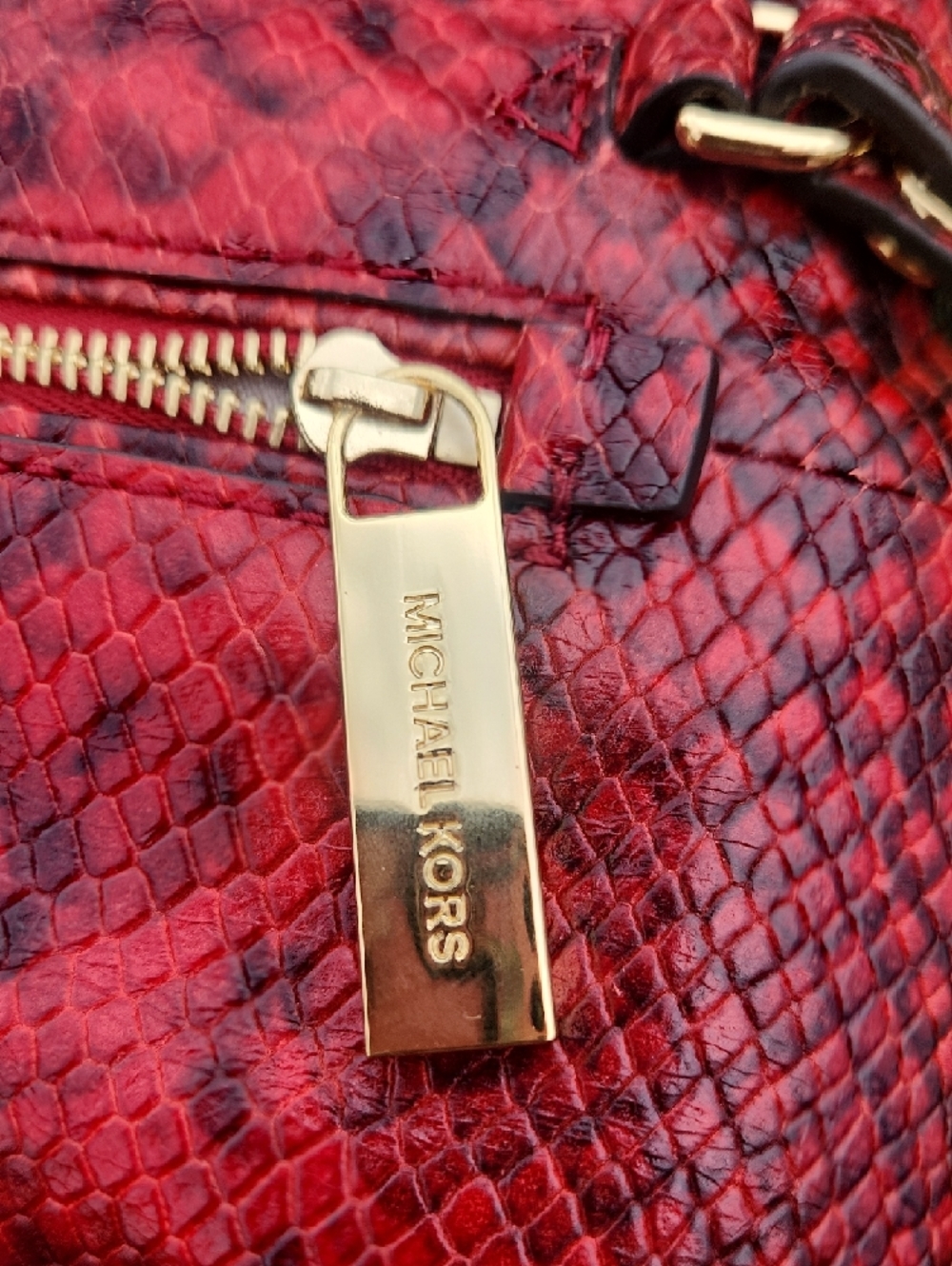 Michael Kors Daria Foldover Bag With Strap. Vibrant Red Snakeskin With Gold Logo - Picture 4 of 7